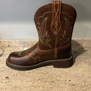 Ariat, Fat baby, heritage dapper and western boot. Women’s 9.5. 1 inch heel.